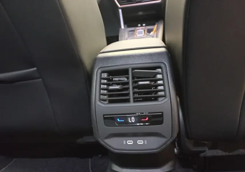 Détail de la console arrière avec bouches d’aération et commandes de climatisation dans une CUPRA Leon Phase 2.