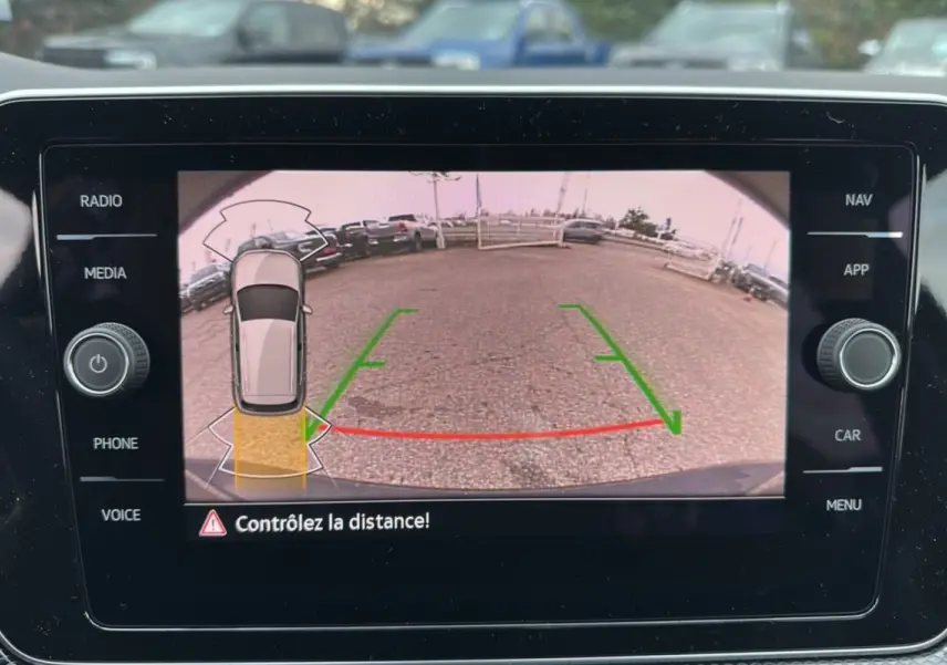 Écran de caméra de recul du Volkswagen T-Cross noir intense, affichant la vue arrière avec guidage de trajectoire.