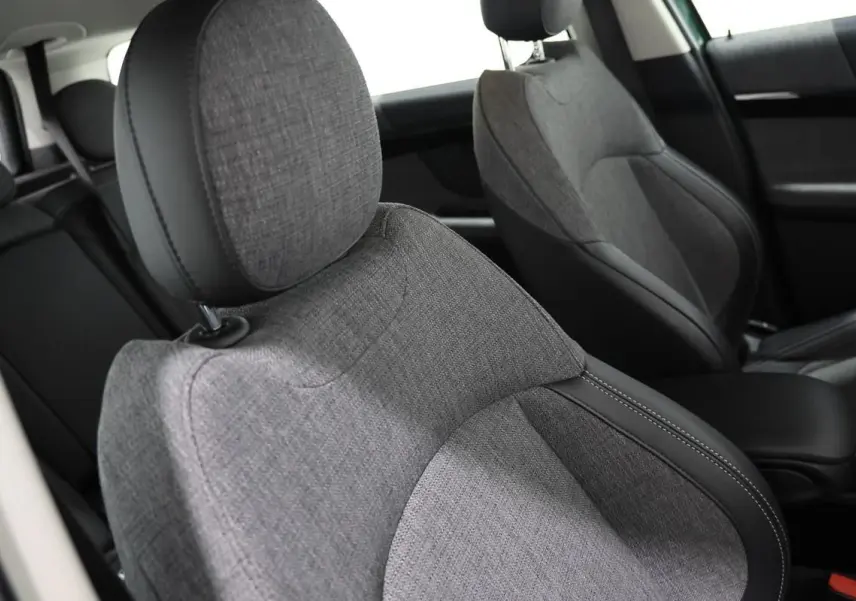 Gros plan sur les sièges avant gris tissu et cuir du MINI COUNTRYMAN 2021, intérieur moderne et soigné.
