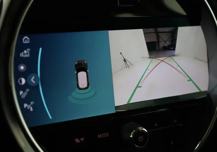 Écran de caméra de recul et capteurs de stationnement du MINI Countryman 2021, vue intérieure du tableau de bord.