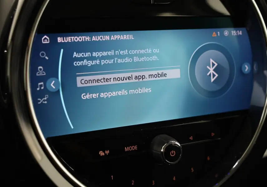 Écran central tactile de la MINI COUNTRYMAN 2021 affichant le menu Bluetooth, vue rapprochée du tableau de bord.