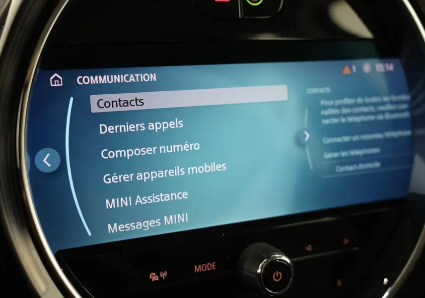 Écran tactile central de la MINI Countryman 2021 affichant le menu Communication en intérieur.