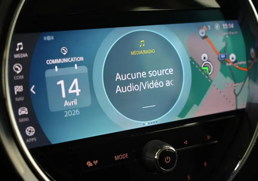 Écran tactile central du MINI Countryman 2021 affichant la navigation et les options multimédias.