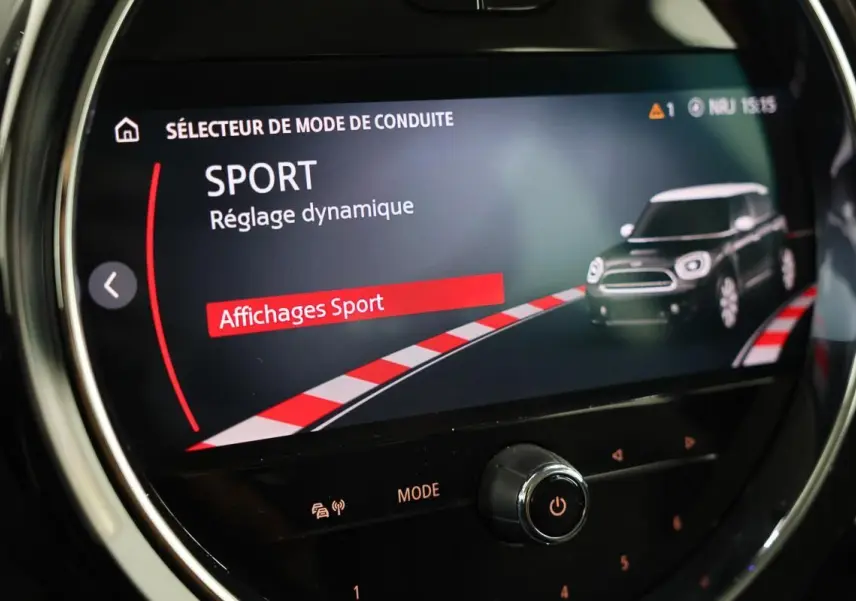 Écran central du MINI Countryman 2021 affichant le mode de conduite Sport avec réglage dynamique.