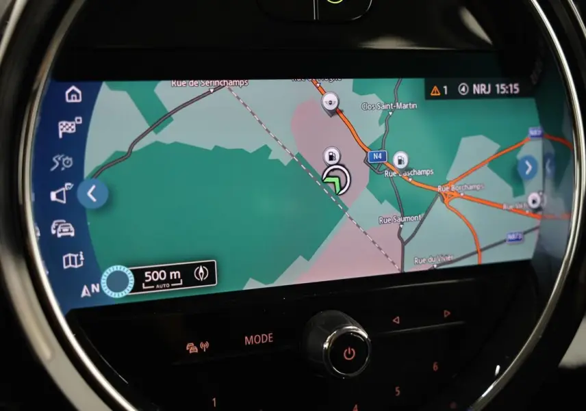 Écran central du système de navigation de la MINI Countryman 2021 affichant une carte routière colorée.