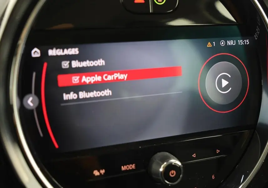 Détail de l'écran central tactile du MINI Countryman 2021 affichant les réglages Bluetooth et Apple CarPlay.