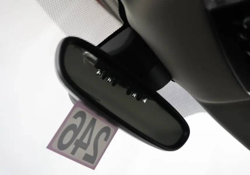 Vue intérieure du rétroviseur central d'une MINI Countryman 136 BVA Cooper, avec étiquette suspendue visible.