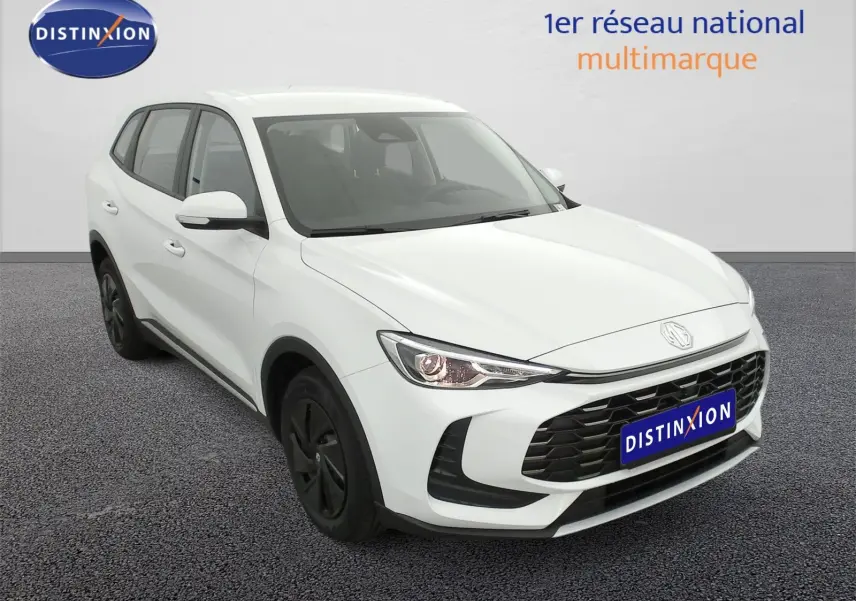 MG ZS 1.5L Hybrid+ blanc Dover en 3/4 avant, avec calandre noire et jantes foncées visibles.
