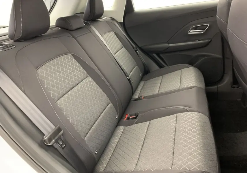 Vue intérieure côté droit des sièges arrière en tissu gris et noir du MG ZS 1.5L HYBRID+ 197CH 2026 blanc Dover White.
