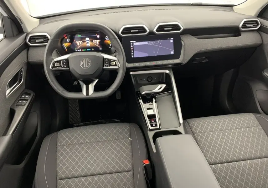 Vue intérieure avant du MG ZS 1.5L Hybrid+ 2026, tableau de bord moderne avec écran tactile et volant multifonction noir.
