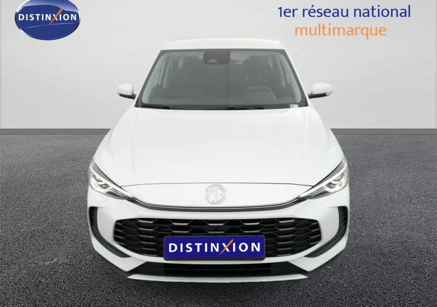 Vue avant du MG ZS 1.5L Hybrid+ blanc Dover White avec calandre noire et phares LED allumés.