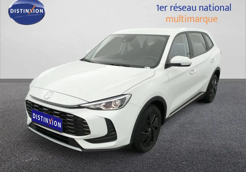 MG ZS blanc Dover White en 3/4 avant droit, avec calandre noire et jantes foncées visibles.
