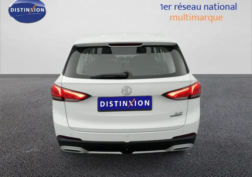 Vue arrière du MG ZS blanc Dover White 2026 avec feux LED allumés et logo MG visible sur le hayon.