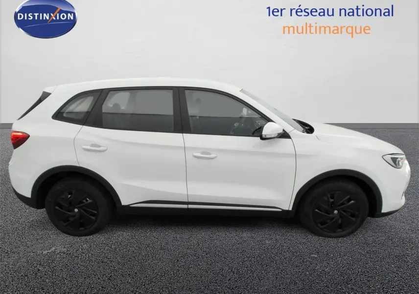 Vue de profil côté gauche du SUV MG ZS blanc Dover White 2026 avec jantes noires et lignes épurées.