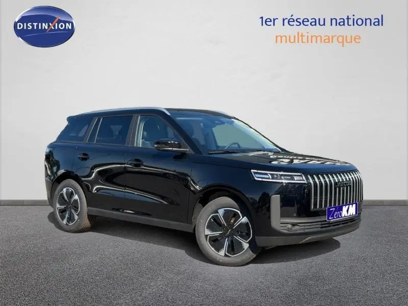 Vue 3/4 avant du SUV JAECOO J5 noir Carbon Crystal Black métal avec calandre verticale distinctive et jantes alu modernes.