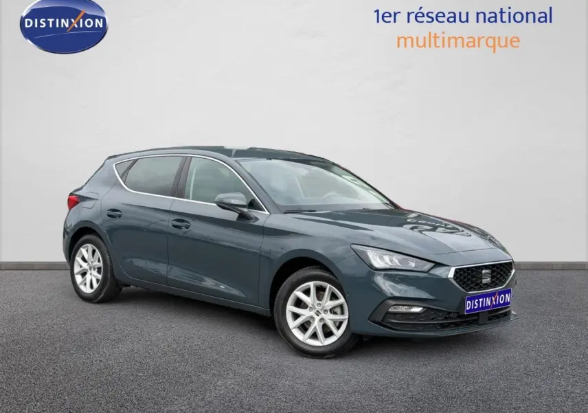 SEAT Leon 2.0 TDI 2025 gris magnétique métallisé vue 3/4 avant droit avec jantes alu et phares LED.