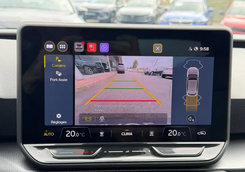Écran tactile intérieur montrant la caméra de recul et l'assistance au stationnement du SEAT Leon gris Magnétique.