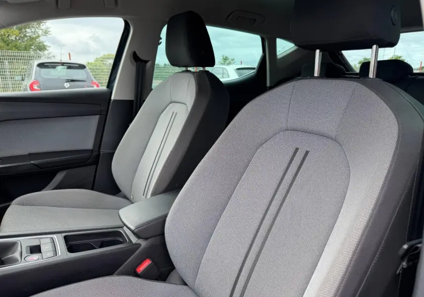 Vue intérieure côté passager avant du SEAT LEON 2.0 TDI 115ch STYLE XL avec sièges tissu gris clair et accoudoir central.