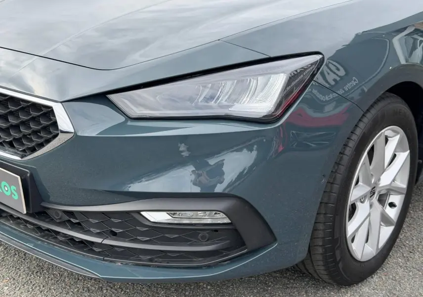 Gros plan sur l’avant droit du SEAT Leon gris magnétique métallisé, mettant en valeur le phare LED et la jante alu.