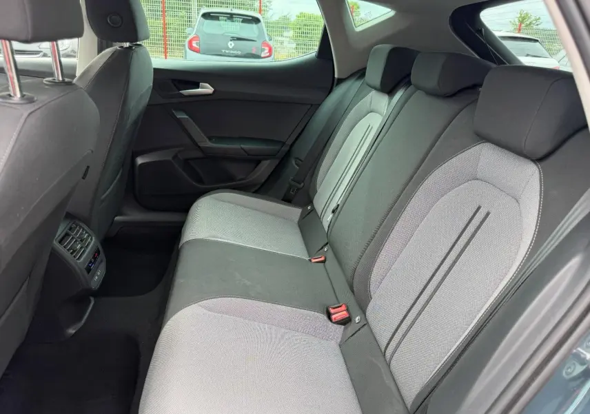 Vue intérieure côté droit des sièges arrière en tissu gris/noir du SEAT LEON 2.0 TDI 115ch STYLE XL 2025.
