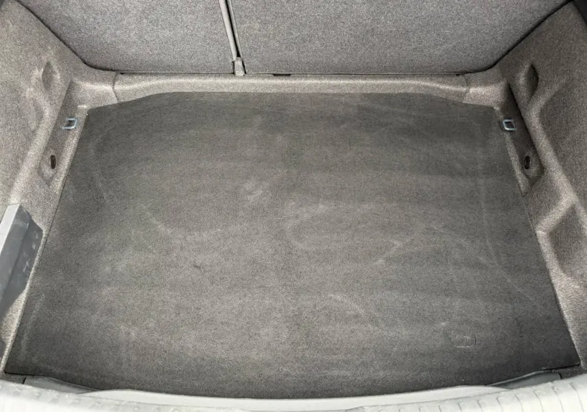 Coffre vide vu de dessus avec revêtement gris foncé dans une SEAT LEON 2.0 TDI 115ch STYLE XL 2025.