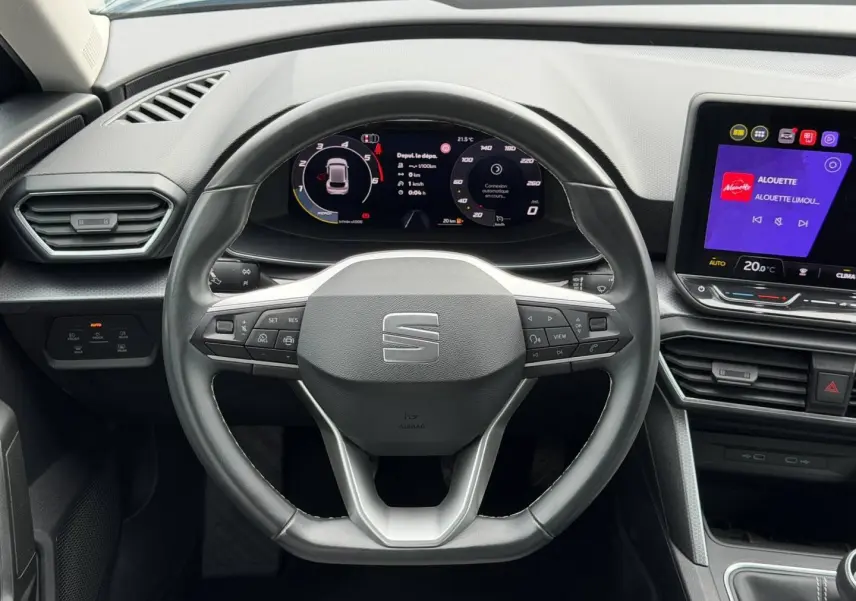 Vue rapprochée du volant cuir multifonction et du tableau de bord numérique du SEAT LEON 2.0 TDI gris Magnétique.