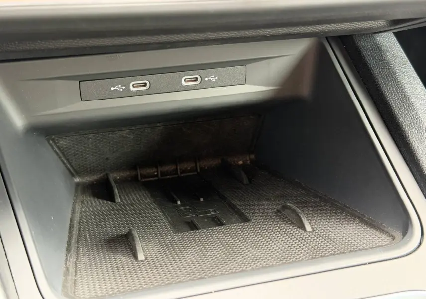 Vue rapprochée de la console centrale du SEAT LEON 2025, montrant deux ports USB-C et un espace de rangement noir.