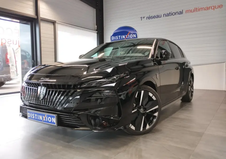 Peugeot 308 hybride noir métallisé vue 3/4 avant droit, avec calandre et jantes alliage distinctives.