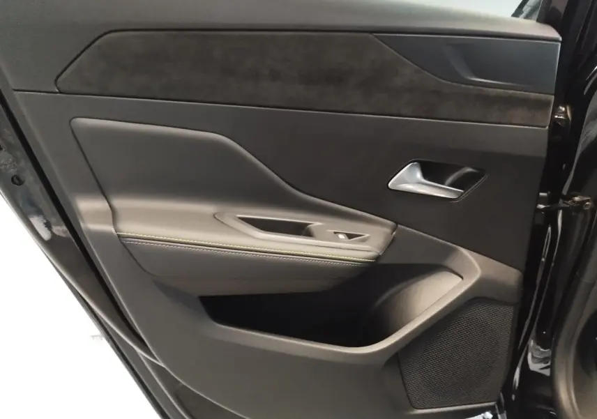 Gros plan sur la porte arrière droite noire avec surpiqûres vert Adamite et insert tissu Alcantara.