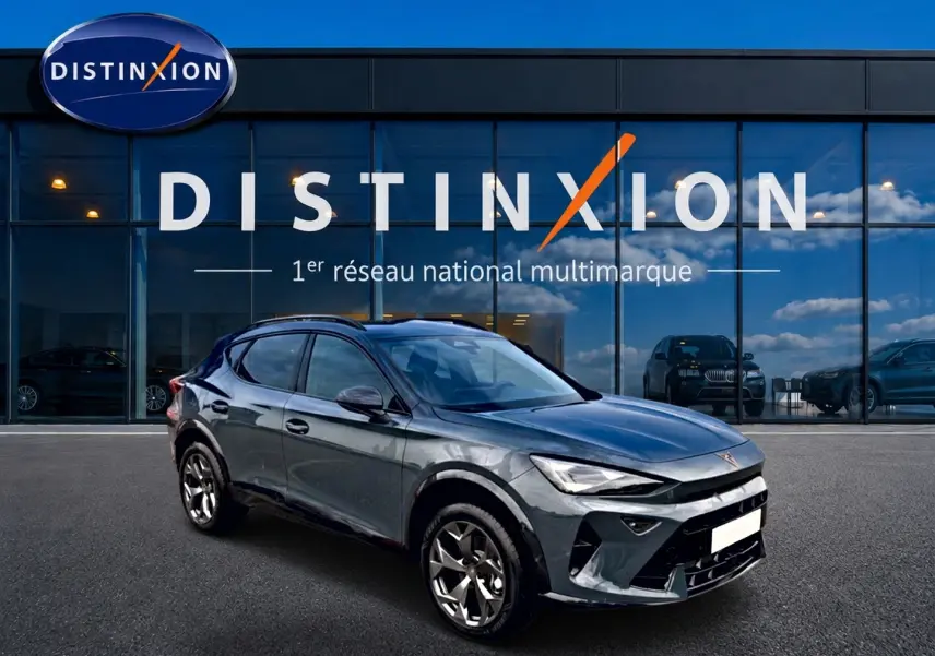 Vue 3/4 avant droite d’un CUPRA Formentor bleu fjord 2026 avec jantes 18 pouces devant un showroom Distinxion.