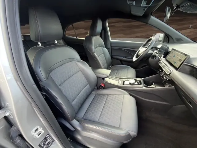 Vue intérieure côté conducteur du MG3 gris clair 2025, sièges avant en cuir avec coutures apparentes et tableau de bord moderne.