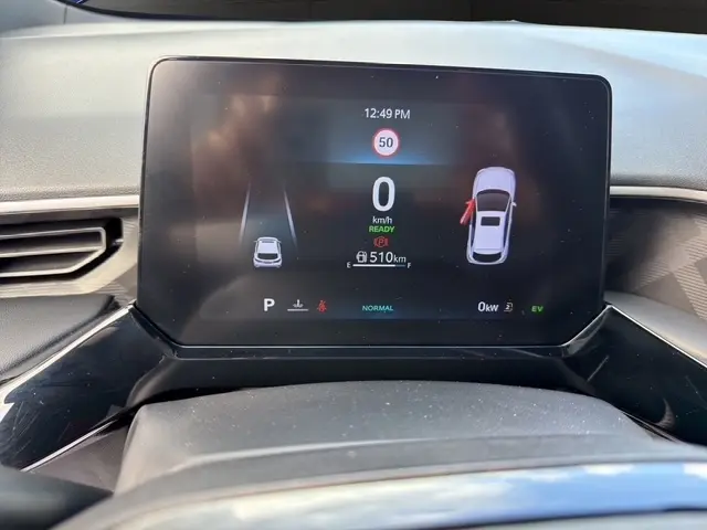 Affichage numérique du combiné d'instruments du MG3 1.5L Hybrid+ Luxury, montrant la vitesse, autonomie et alertes.
