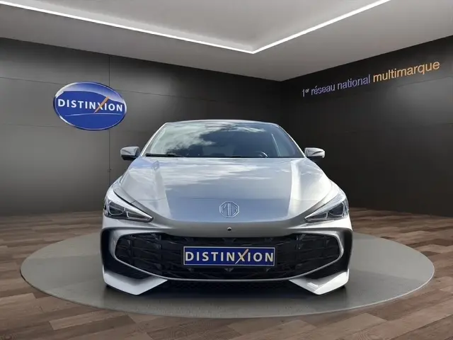 Vue frontale d'une MG3 gris clair 2025 avec calandre noire et logo MG au centre, en showroom Distinxion.