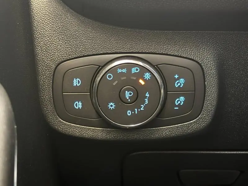 Gros plan sur la commande d'éclairage intérieure noire avec réglages lumineux de la Ford Fiesta 2022 Fashion Gris Magnetic