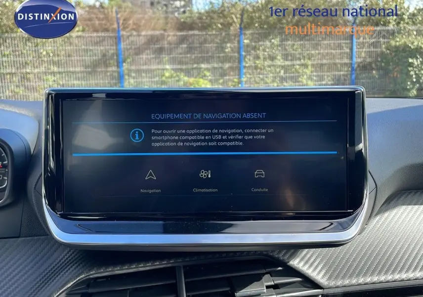 Écran central du tableau de bord du Peugeot 2008 blanc, affichant un message d'absence de navigation.