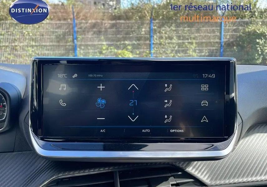 Écran tactile central affichant la climatisation à 21°C dans l'habitacle d'une Peugeot 2008 blanche 2025.