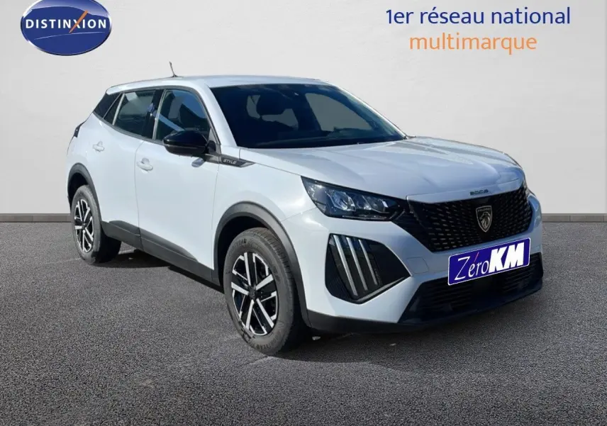Peugeot 2008 blanc Okenite métal en 3/4 avant droit, avec calandre noire et jantes alliage distinctives.