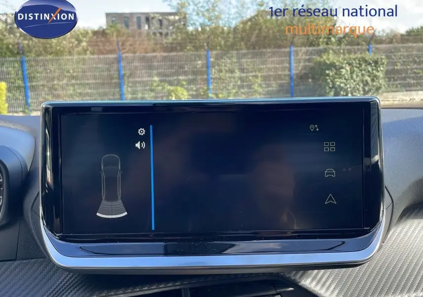 Écran tactile central du tableau de bord du Peugeot 2008 2025, affichant l'aide au stationnement.