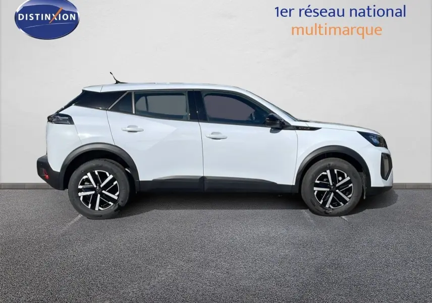 Profil côté gauche d'un Peugeot 2008 blanc Okenite métal avec jantes noires et détails noirs contrastants.
