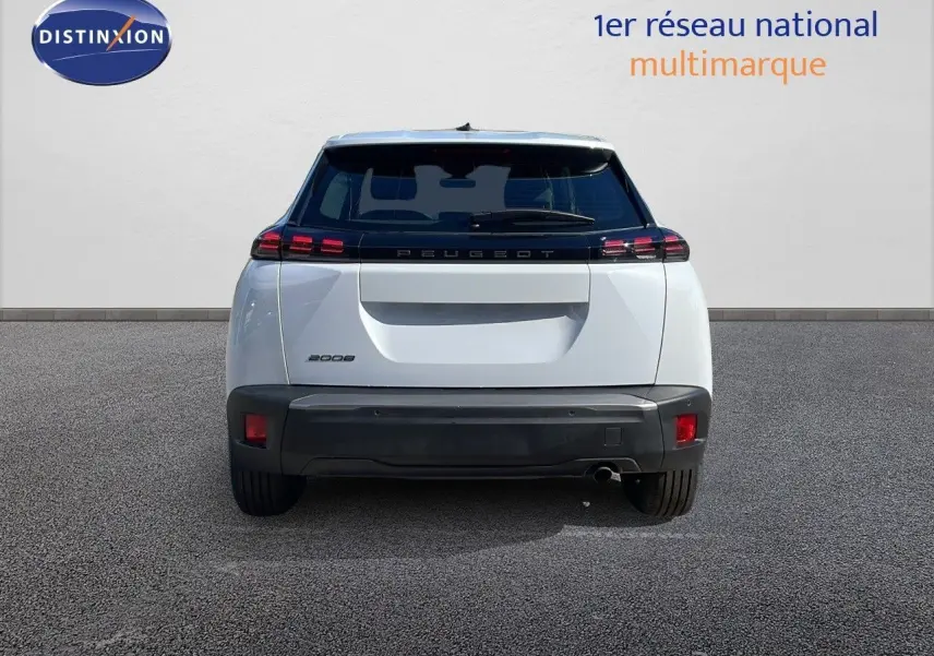 Vue arrière d'un Peugeot 2008 blanc Okenite Metal avec feux LED et hayon noir contrasté sur fond neutre.