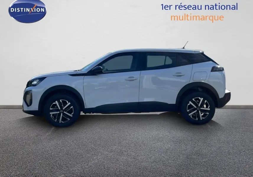 Profil côté gauche du Peugeot 2008 blanc Okenite Metal 2025 avec jantes noires et toit noir contrasté.