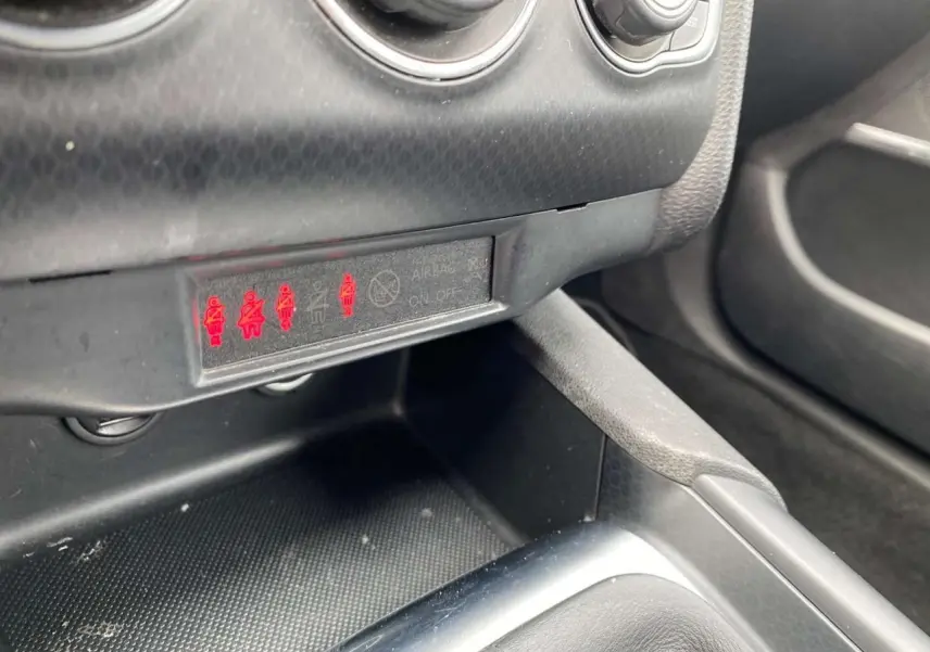 Gros plan sur le tableau de bord noir de la DS4 2016 montrant les voyants de sécurité allumés en rouge.