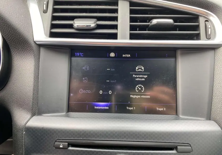 Écran tactile central affichant les réglages de vitesse et paramètres véhicule dans une DS4 gris clair de 2016.