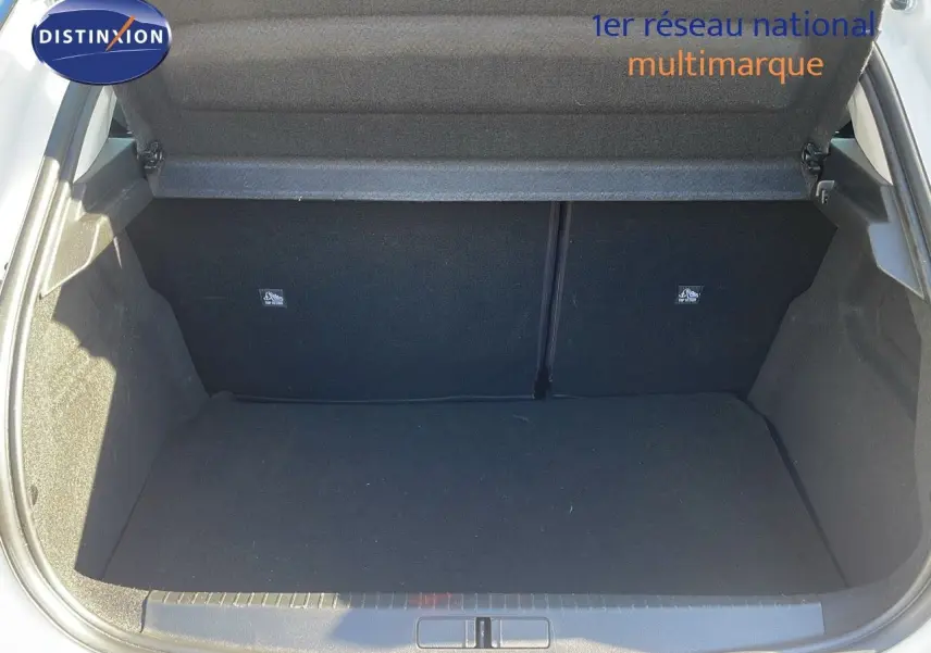 Coffre ouvert d'une Opel Corsa blanc glacier 2022, montrant l'espace de rangement intérieur propre et vide.