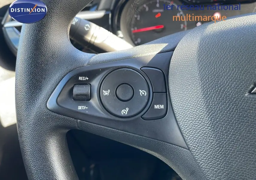 Gros plan sur le volant noir de l'Opel Corsa 2022, mettant en valeur les commandes de régulateur de vitesse.