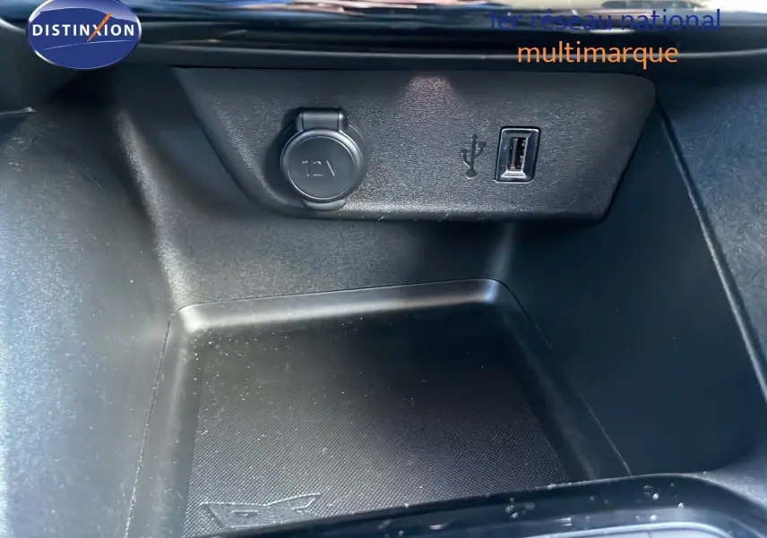 Prise 12V et port USB dans le rangement central de l'Opel Corsa blanc glacier, version 1.5D 102ch Edition 2022.