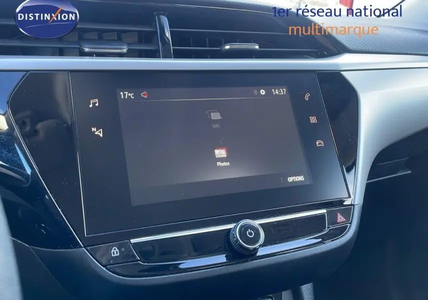 Écran tactile central de l’Opel Corsa blanc glacier 2022, affichant menu multimédia dans l’habitacle.