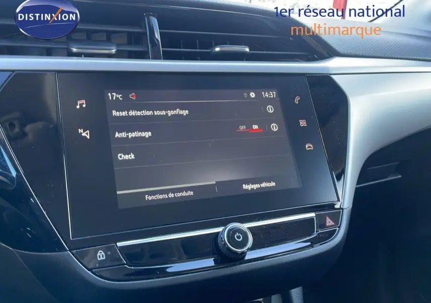 Écran tactile central de l'Opel Corsa blanc glacier 2022 montrant les réglages d'assistance à la conduite