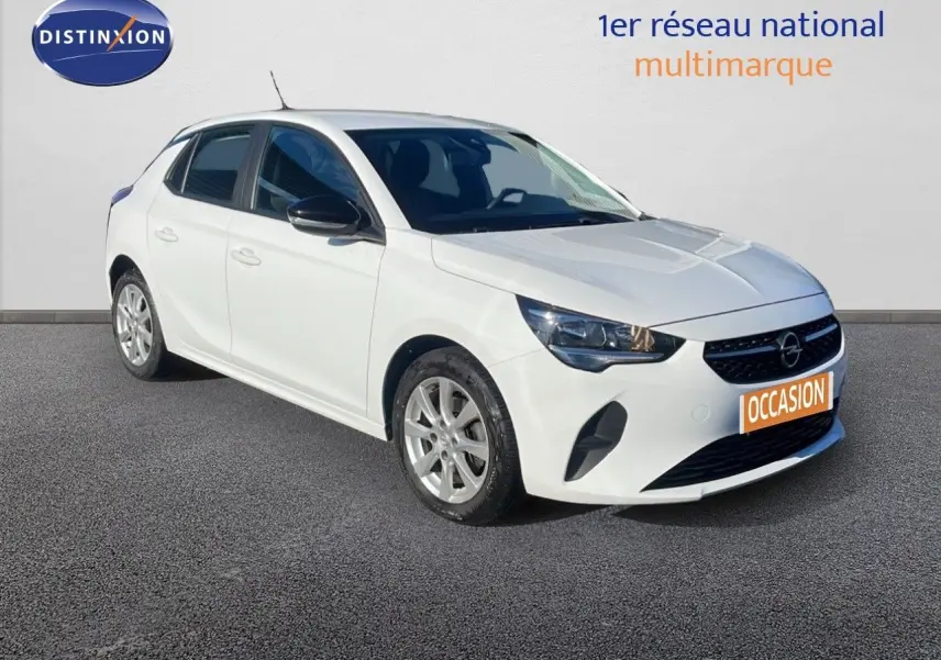 Opel Corsa blanc glacier vue 3/4 avant droit, compacte cinq portes avec jantes alliage et calandre noire.