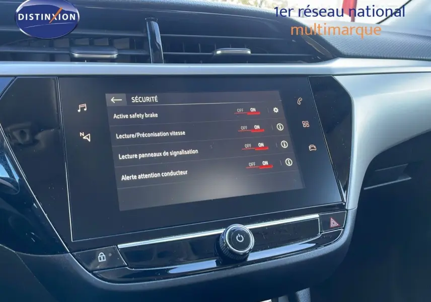 Écran tactile central affichant les réglages de sécurité dans l'habitacle d'une Opel Corsa blanc glacier 2022.